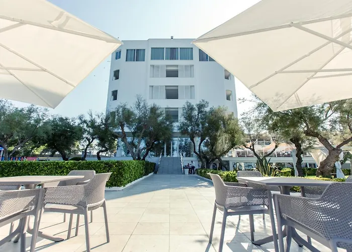 Ξενοδοχείο Grand Costa Brada